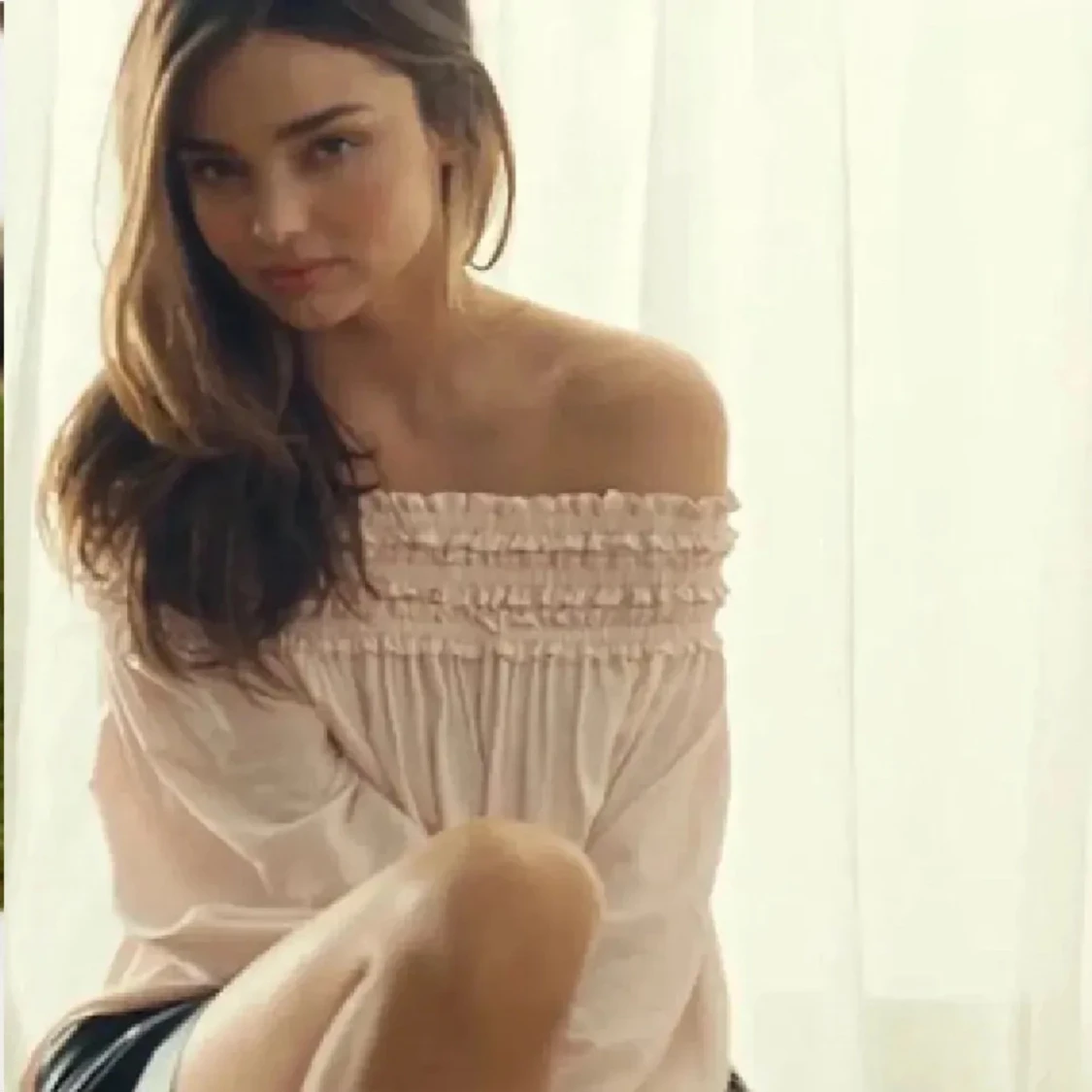 Ljusrosa offshoulder blus med volang