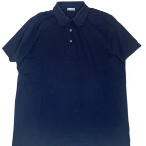 Moncler  - Moncler T-shirt. Storlek Xl. Skick 8/10. Pris 799kr finns att köpa på våran hemsida, Fashionels.com