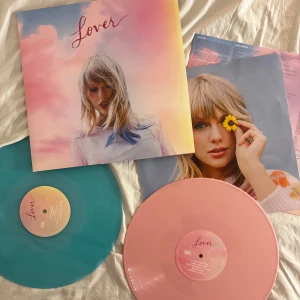 Vinylskiva ”Lover” av Taylor Swift - Vinylskiva albumet ”Lover” av Taylor Swift. I fint skick! Skivan är knappt använd och fungerar utmärkt. Ända skadan jag hittar ser ni på sista bilden.