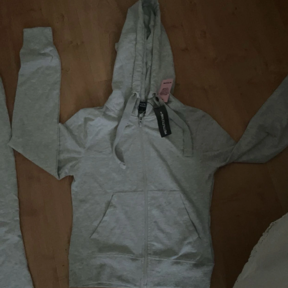 Ljusgrå hoodie från PrettyLittleThing - 1