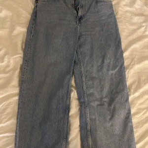 Blå jeansbyxor  - Säljer ett par ljusblå jeansbyxor från 157 i storlek XL. Säljer pga passar inte mig längre.
