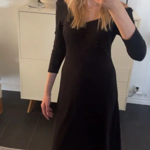 Svart långklänning med v-ringning - Svart långklänning med v-ringad hals och offshoulder-design. Klänningen är knappt använd💗