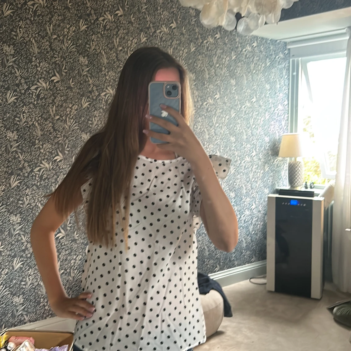 Vit prickig blus med volangärmar - 2