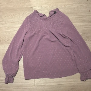 En fin lila blus! 👚 💜 - Jätte fin nästan aldrig andvänd.