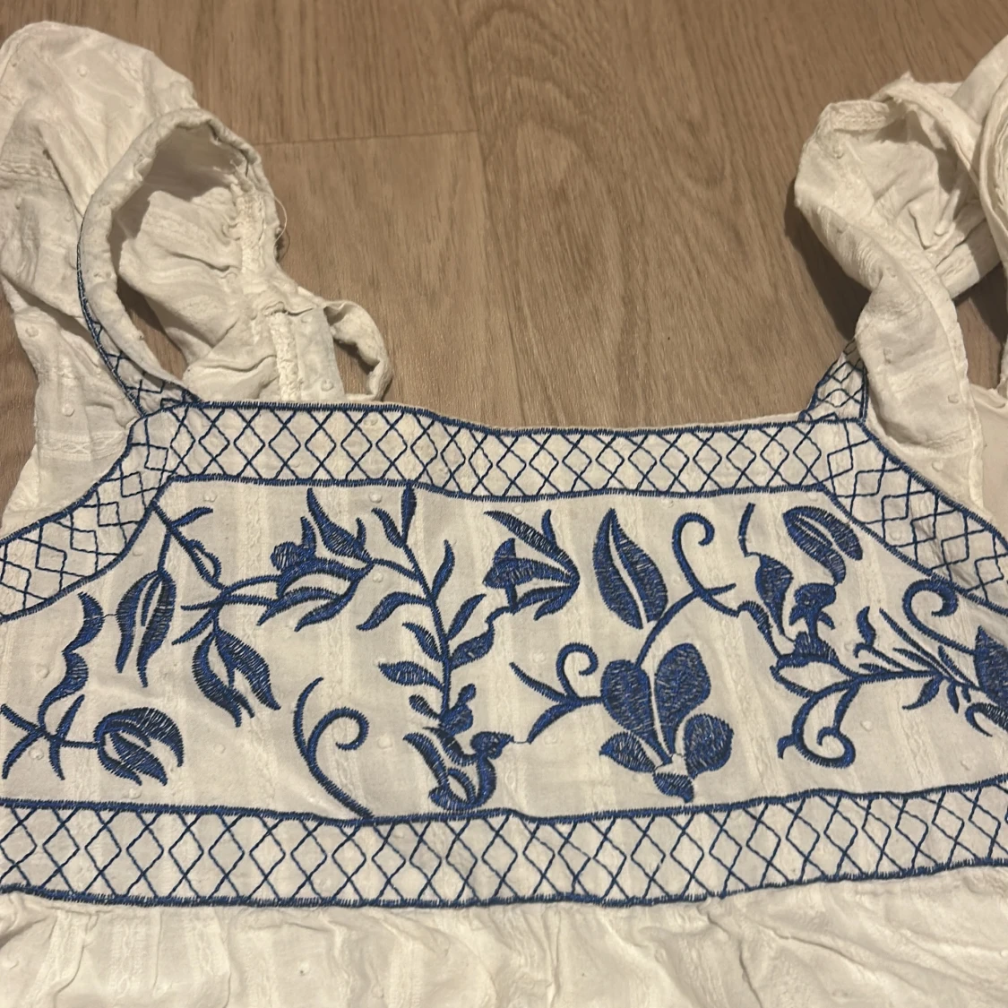 Vit blommig linnetopp med blå broderi - 2