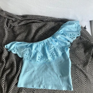 Ljusblå offshoulder topp från Zara - Säljer denna topp ifrån Zara som inte säljs längre i blå. Den är i jättefint skick och använd några fåtal gånger🩷