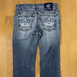 Victoria Beckham jeans - Jätte fina Victoria Beckham jeans! Dom är lite slitna och har några hål, men dom är inte så synliga när man har på sig jeansen. Ibland kan gylfen öppna sig så jag brukar använda en säkerhetsnål utifall att! Priset kan diskuteras💕