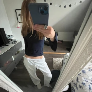Vita linnebyxor från Gina Tricot - Säljer ett par vita linnebyxor från Gina Tricot i storlek 158/164. Byxorna har avslappnad passform, resår i midjan och snörning för extra komfort. Perfekta för en chill och stilren look under varmare dagar.