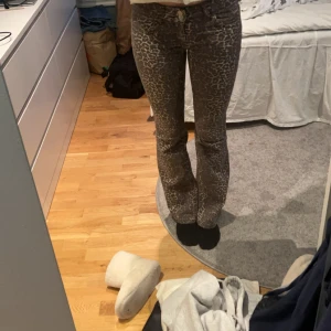 Leopardmönstrade low waist bootcut jeans  - Säljer ett par jeans med leopardmönster, low waist bootcut. Dom är i storlek 36 