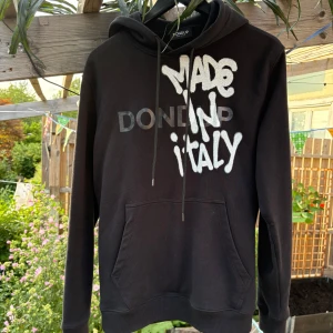 Dondup Hoodie - Svart hoodie från Dondup med vit graffiti-inspirerad text 'MADE IN ITALY' Superbra Cond, JÄTTE ovanlig att få tag på, väldigt limiterad. Den ända på marknaden med storlek S. Hör av er vid minsta lilla fråga! Mvh LH