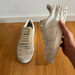 Valentino Flycrew  - Tja! 👋| Säljer ett par riktigt snygga skor från Valentino | Modellen på dessa är Flycrew och är i en fin och lyxig läder! ⚪️ | Skorna har tappat några nitar då jag säljer de för lite billigare!💯, Dessa kan ändå användas några gånger till för ett nytt liv! | Dessa är i EU 41 och är true to size! | Skriv vid intresse! 🤝