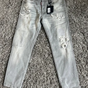 Gråa jeans från Dsquared2 - Säljer ett par riktigt snygga Dsquared2 jeans. Köpte dem till mig själv men passade inte riktigt som jag tänkt mig. Storleken är 36/32. OBS jeansen är A-kopior. Priset kan diskuteras vid snabb affär!!!