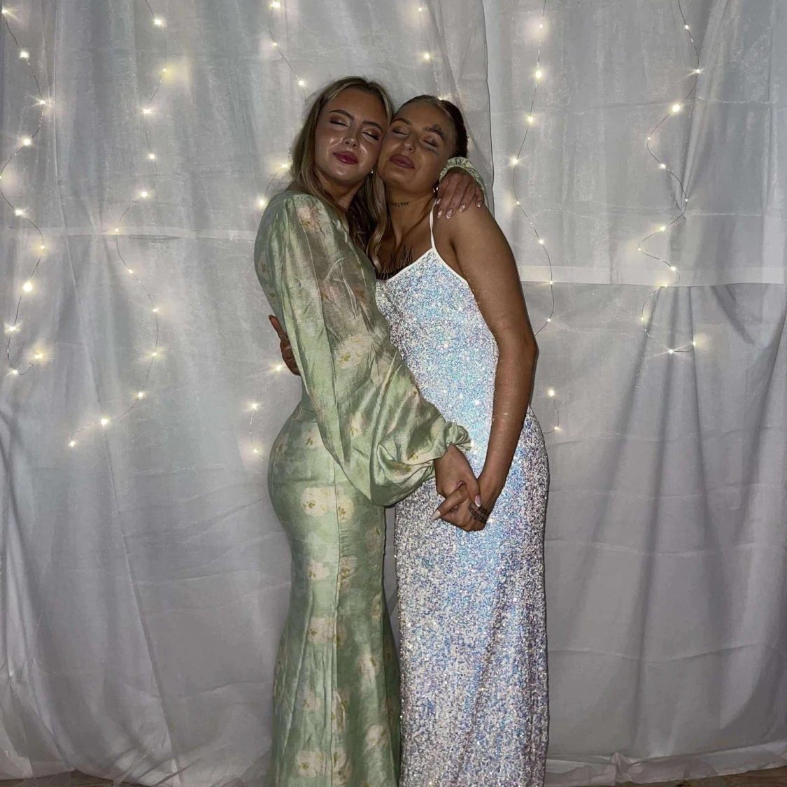 Grön blommig långklänning med puffärm - 1