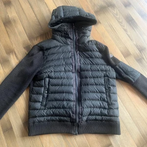 Mörkgrön  moncler cardigan. M - Säljer en grön pufferjacka från Moncler i storlek L. Den sitter som M. Fint skick. Pris går att diskutera!