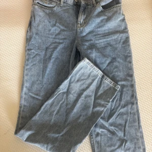 Ljusblå jeans från Calvin Klein - Snygga ljusblå jeans från Calvin Klein med klassisk femficksmodell och raka ben. Jeansen har normal passform och är tillverkade i mjukt bomullsjeans. Köpta på kidsbrandstore storlek 16 år men skulle säga att de passar en Xs