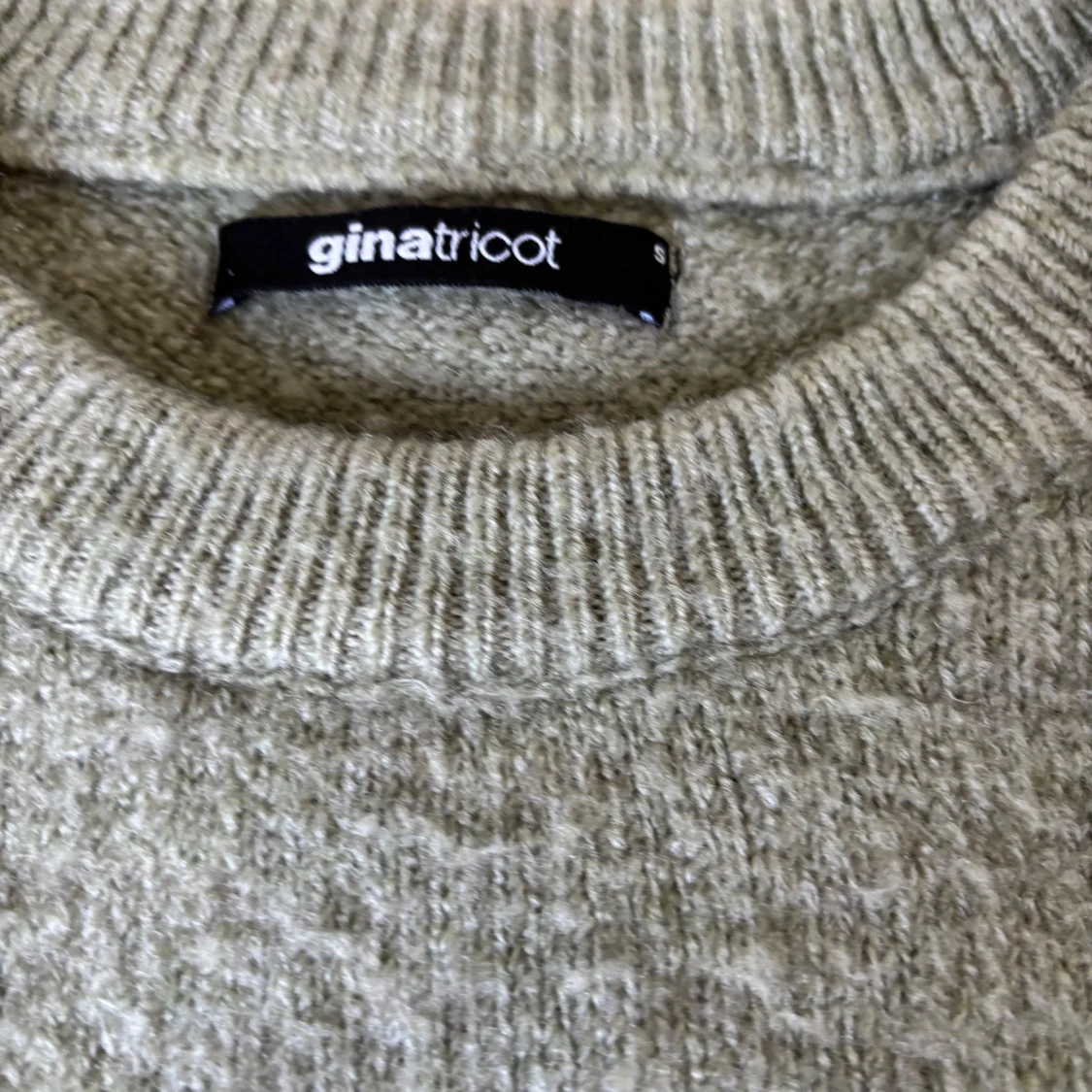 Grön stickad tröja med puffärm Gina Tricot - 2