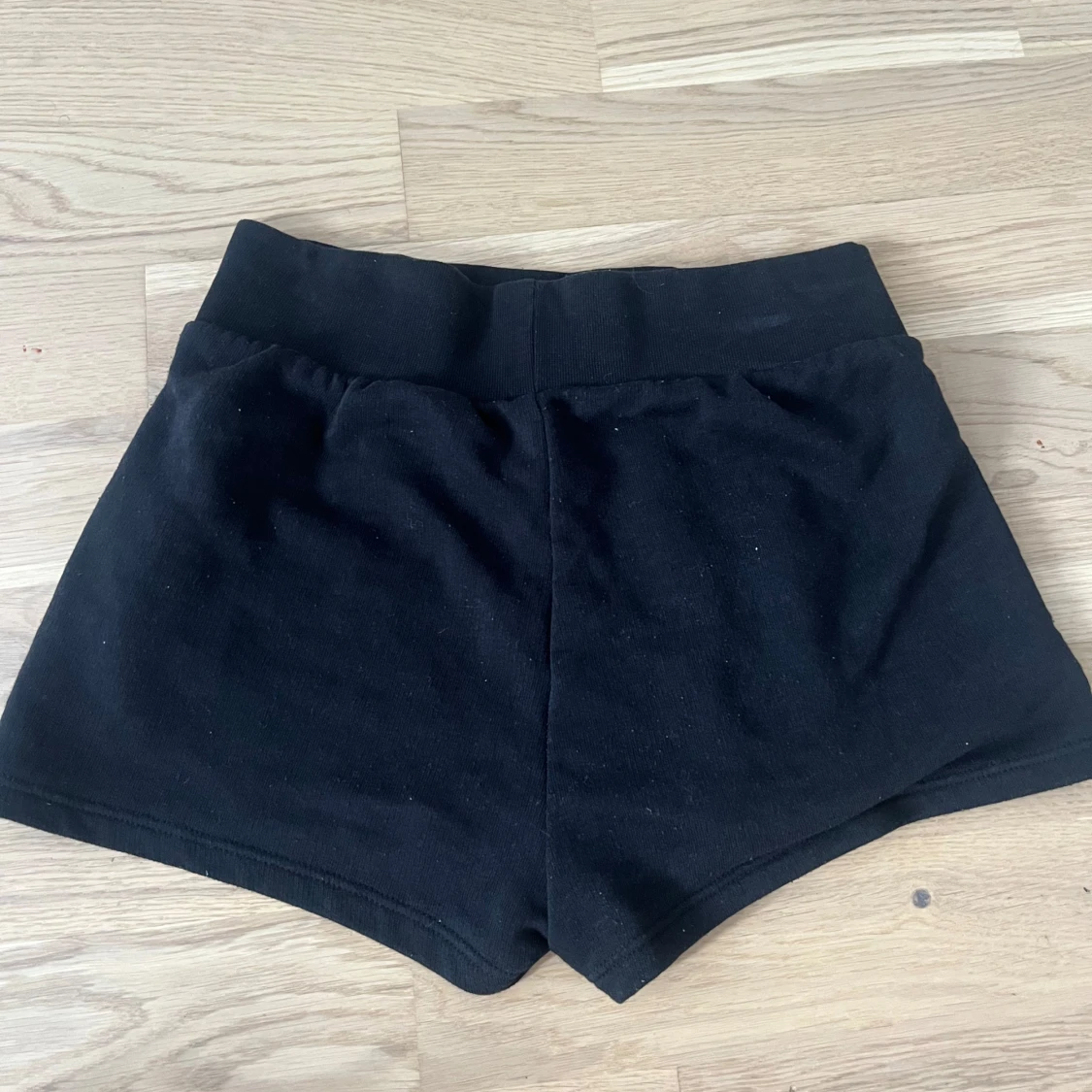 Svarta mjukisshorts från H&M Divided - 1