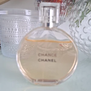 Chanel Chance Eau de Toilette 100ml - Använd Chanel Chance Eau de Toilette i en rund, transparent glasflaska med silverdetaljer och en klar fyrkantig kork med Chanel-logga. Innehållet är ljusgult och flaskan rymmer 100 ml. En ikonisk och lyxig doft från Chanel. 