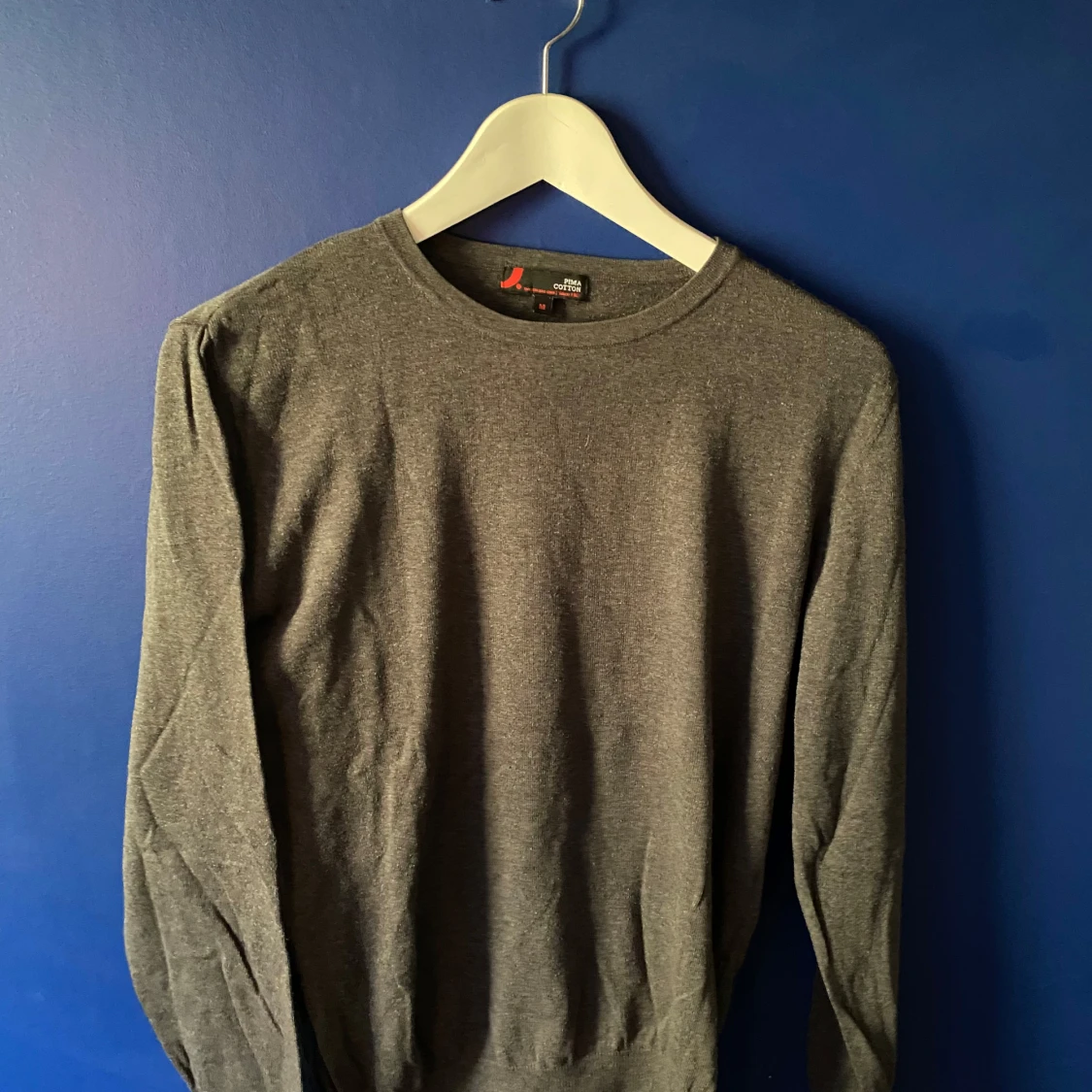 Grå tröja i pima bomull från Dressmann