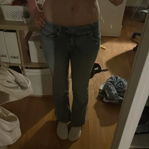 Ljusblå bootcut jeans - Säljer ett par ljusblå jeans med bootcut-modell och klassisk femficksdesign. Jeansen har normal passform och är tillverkade i mjukt denimtyg som sitter snyggt över höfterna och släpper ut vid bensluten. Perfekta för en avslappnad och trendig look. köptes för 499! Använd helst instabox!❤️❤️