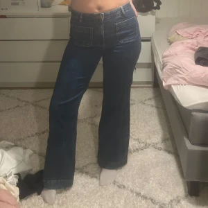 Front pocket flare jeans från Gina Tricot - Säljer ett par blå jeans från Gina Tricot.  Jeans i modell med raka, vida ben och hög midja. Jeansen har stora framfickor och klassisk knappstängning. Materialet är stretchigt denim som sitter skönt och ger en snygg siluett. Det är vanlig längd men dom passar även på mig som är lång!☺️väldigt lite använda nypris är 499 