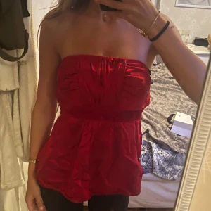 Röd bandou top med knytning  - Röd jättefin bandou top med knytning❤️❤️pris kan diskuteras ❤️