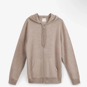 Beige hoodie i kashmir från John Henric - Mjuk och lyxig beige hoodie i 100% kashmir från John Henric. Tröjan har dragkedja framtill, huva med snörning och två fickor. Stretchigt material. Perfekt nu inför sommarkvällar. Har används typ 2 gånger.  Köpte för 2500kr, säljer nu för 999kr. Tveka inte om ni har några frågor.🤝