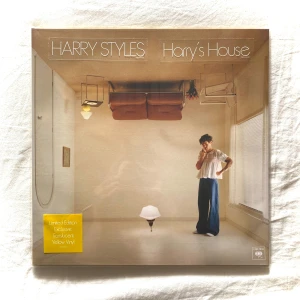 Harry’s House Vinyl   - Harry’s House - Harry Styles vinyl gatefold. Nypris 479 kr. Spelad en eller två gånger så den är i mycket bra skick. Klistermärkena som kommer på plasten när man köper skivan sitter nu på den skyddande yttre vinylfickan så den skickar jag med. (Dem inre vinylfickorna som skyddar skivan ingår ej) 