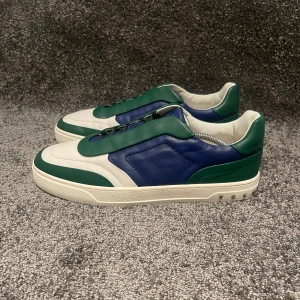 Valentino Flycrew  - ‼️VI TAR EJ BYTEN‼️Valentino Flycrew Skor | Skick: 9/10 | Storlek 44 sitter större 44,5-45 | ingår kvitto & nya snören vid köp. | Fraktar inom 24H efter köp på köparens bekostnad 📦💨 | Hör av dig vid minsta fråga eller fundering 💭