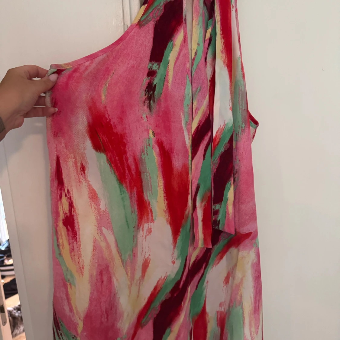 Färgstark ärmlös långklänning - 1