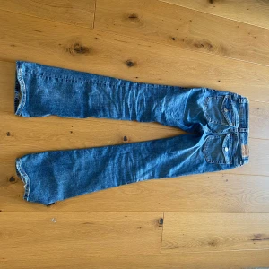 Jeans från Gina - Säljer ett par jeans från Gina Tricot i storlek 34. Använt ett fåtal gånger. Säljer då jag inte har användning för dom längre. Kontakta mig om du vill ha mer info😊