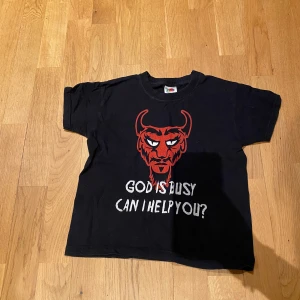 Croppad t shirt - Svart croppad t-shirt med tryck från Fruit of the loom, väldigt liten då det är en barn tröja egentligen. Bra skick
