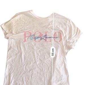 Vit POLO Ralph Lauren t-shirt - Vit t-shirt från POLO Ralph Lauren med tryck i rosa och blått framtill. Klassisk rund hals och korta ärmar. 🩷