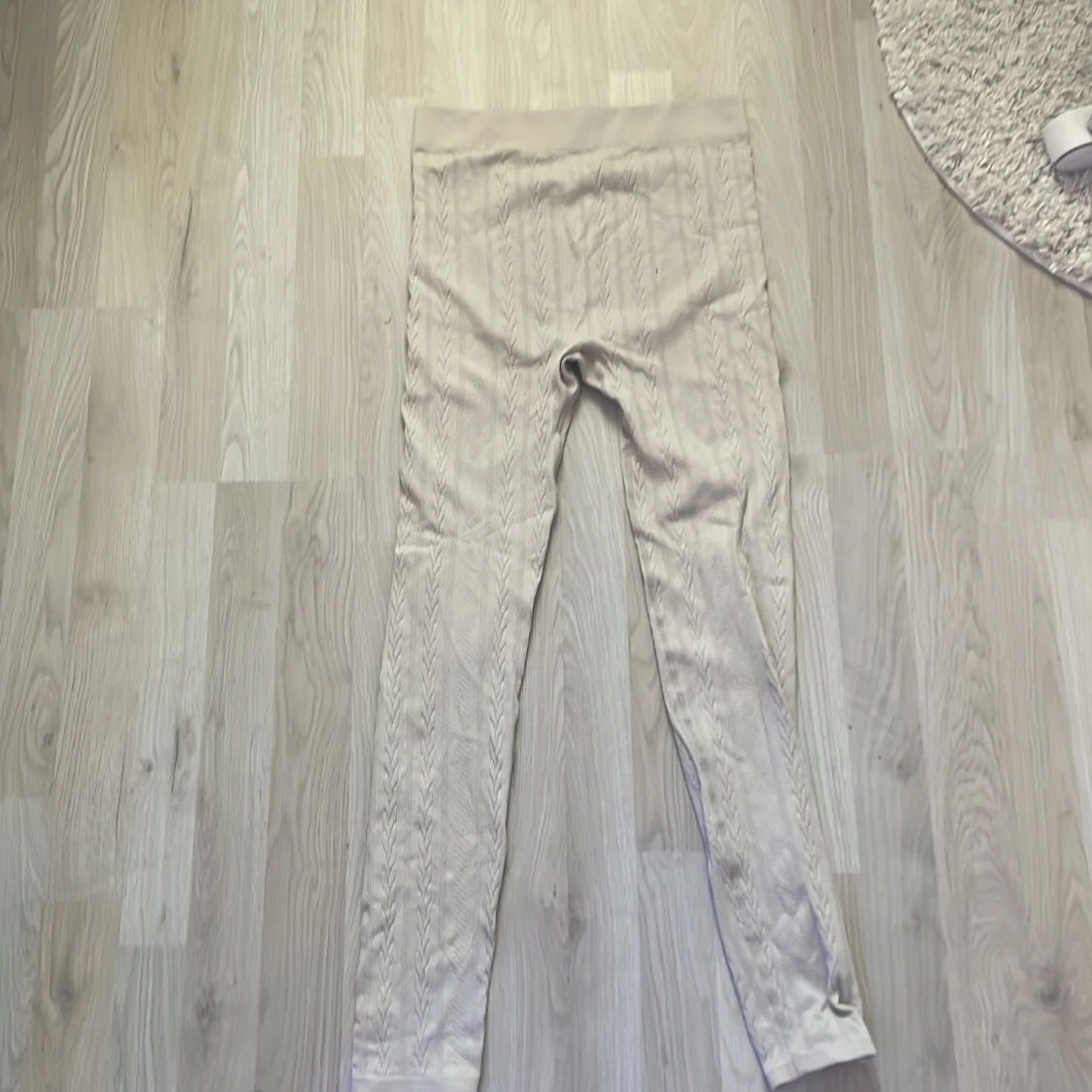 Beige stickade leggings från H&M - 1