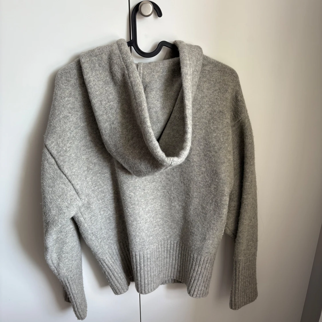 Grå stickad hoodie med huva från Zara  - 1