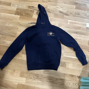 GANT Hoodie  - En gant hoodie i ny skick för att jag har knappt använt den pga fel storlek. Det är en navy blue hoddie så den passar till de flesta outfits. Pris kan diskuteras vid snabb affär. 
