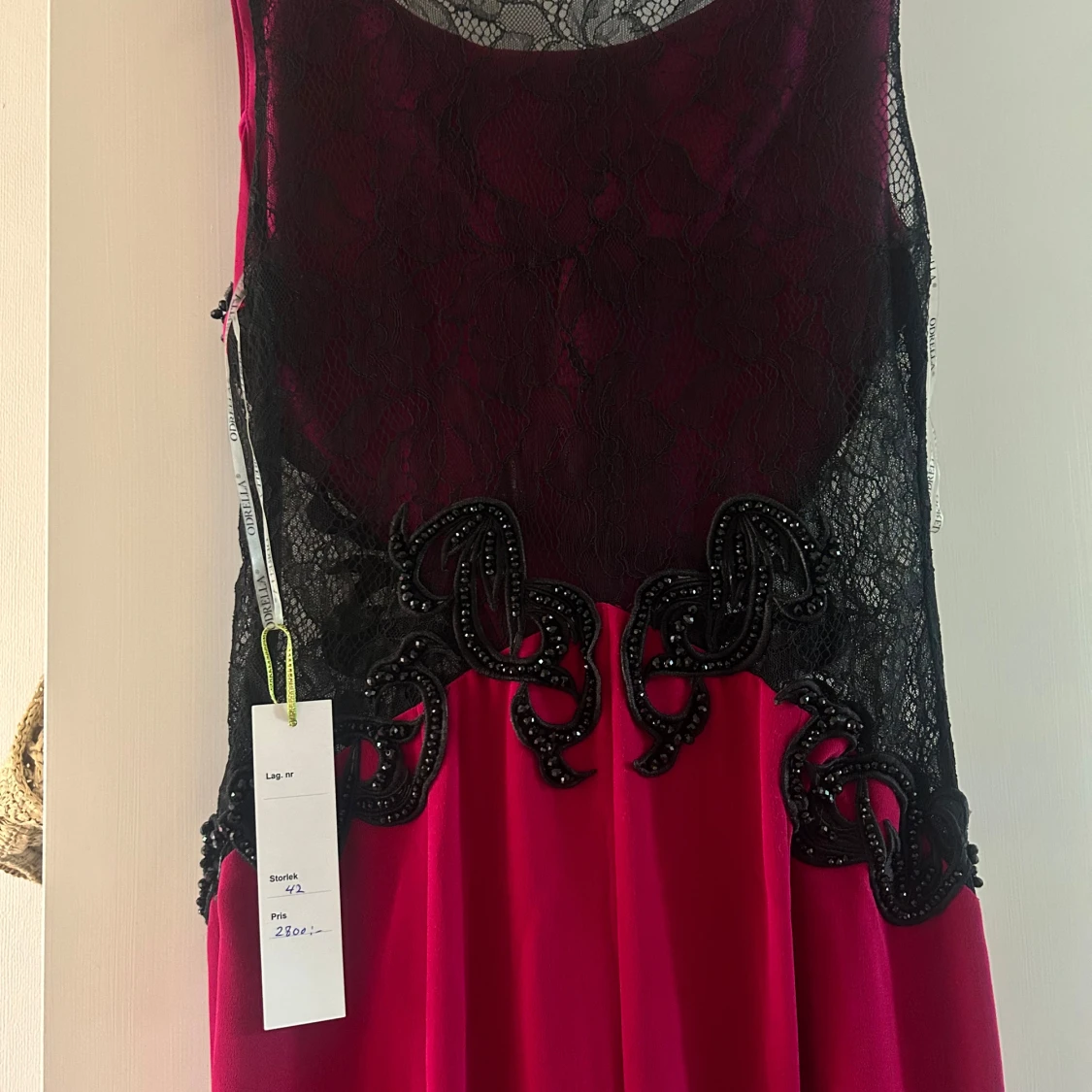 Mörkrosa långklänning med spets från Odrella - 2