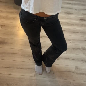 Svarta kågmidjade jenas - Snygga svarta lågmidjade jeans med fickor där bak. köpte på lager 157 för över 1 år sedan för 499kr. dessa säljs inte längre. Knappt använt då dom blivit lite små men dessa är assnygga byxor.