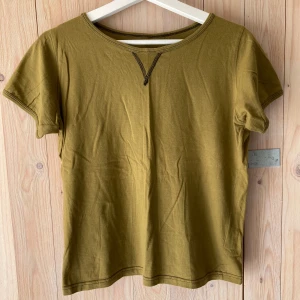 Acne t-shirt - Fin färg. Jag har inte använt den själv men gissar att någon annan har före mig. T-shirten är rätt så kort, mäter 55 cm från topp till botten. Inga skönhetsfläckar med undantag för etikettens utseende, men det är kanske en del av charmen? Upphämtning i Stockholm fungerar.
