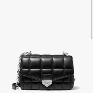 Slutsåld Michael Kors väska - Snygg svart handväska från Michael Kors i  skinn. Väskan har flertal fack inuti och rymmer mycket. Jag säljer då jag inte har användning av den men har använt den ett fåtal gånger. Jag köpte väskan för 1700 kr år 2023.🩷