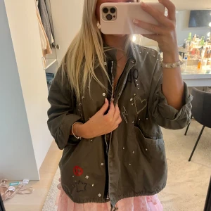 Militärgrön jacka från H&M  - Sjukt cool jacka från hm! Passar perfekt nu på sommaren, jackan har flera tryck som syns på bilderna, sjukt trendig och säljs ej längre 💘💘storlek 34 
