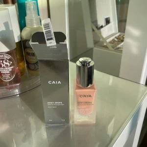 CAIA Dewy Drops Serum Foundation 20C - CAIA Dewy Drops Serum Foundation i nyansen 20C. Helt oanvänd !!