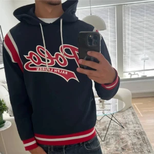 Ralph Lauren hoodie - Riktigt fet och eftertraktad ralph lauren hoodie i 9/10 skick - inga defekter. Knappt använd. Skriv vid intresse, pris kan diskuteras! 🙌
