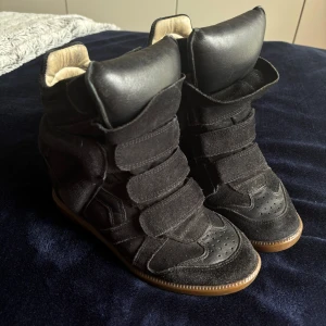 Isabel Marant skor  - Ett par Isabelle Marant skor i svart. Köpte dessa företag sen och har använts några enstaka gånger. Storleken är 36 men passar mig som har storlek 37-38 i vanliga fall. Skorna kommer med en Isabelle Marant påse💞 Säljer dessa eftersom de inte kommer till användning längre. Skorna är i bra skick, men har små täcken av användning.  Skriv gärna om ni vill ha fler bilder! Pris kan diskuteras💞💞