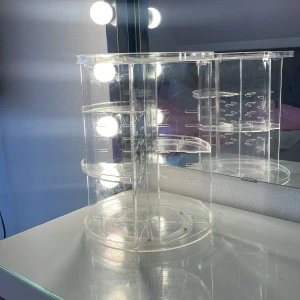 Roterande sminkförvaring i akryl - Snygg och praktisk roterande sminkförvaring i transparent akryl. Perfekt för att organisera borstar, läppstift och andra sminkprodukter på sminkbordet. Flera hyllplan och fack gör det enkelt att hålla ordning på dina favoriter.