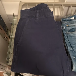Säljer 3 par byxor  - Nästa par är från jack&jones  mått 29/32   Sista paret sista paret från H&M  med mått 32/31  Kom med bud för snabb aff