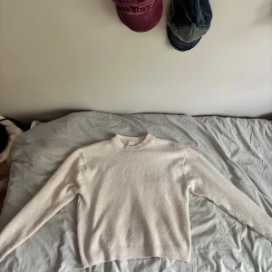 Beige stickad tröja från H&M XS - En super fin och gosig stickad tröja från hm! Denna är väl använd men fortfarande i ett väldigt bra skick❣️ förutom att tröjan är lite nopprig och har några enstaka små fläckar/svarta prickar men som dock inte är så synliga🧡 (se de sista bilderna)