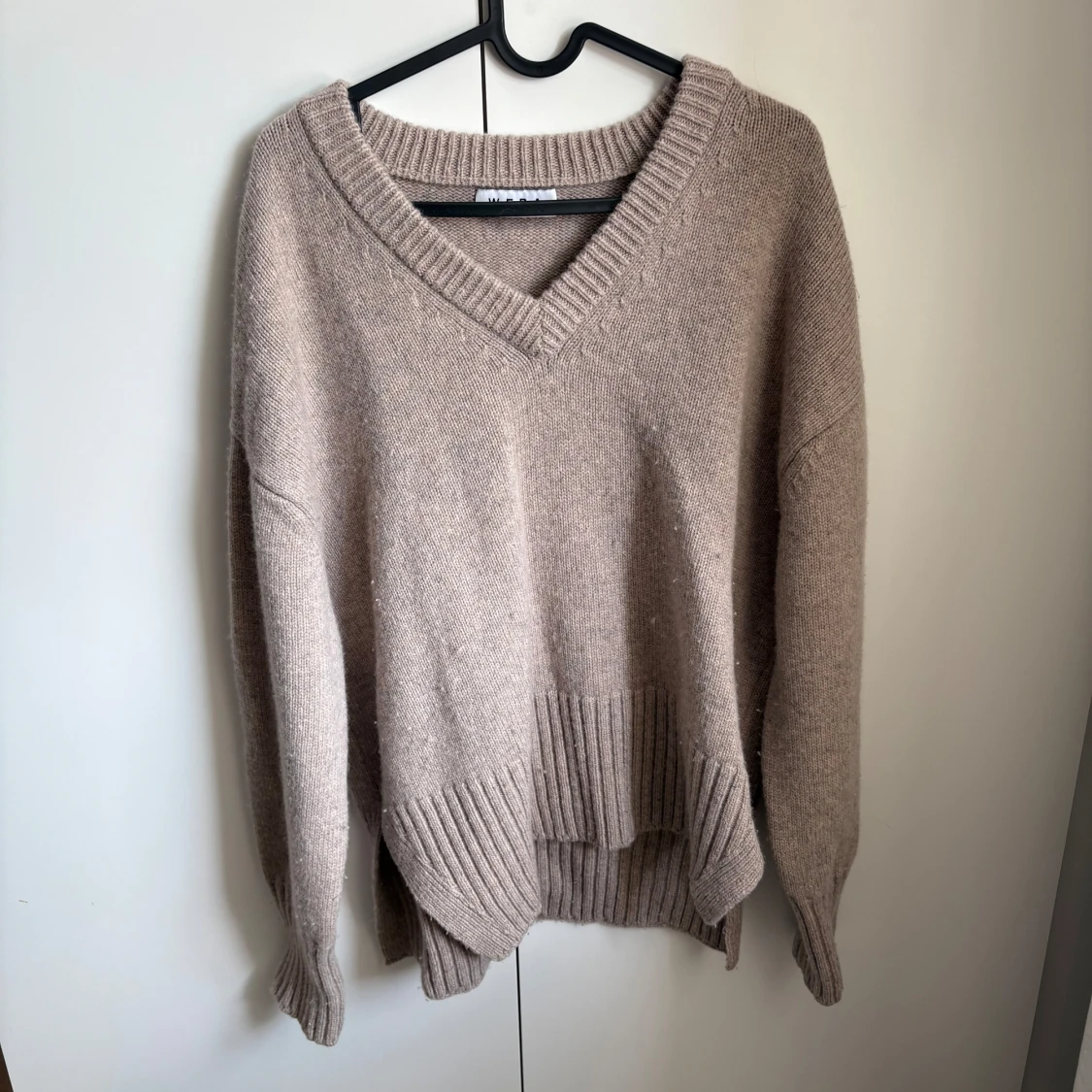 Beige stickad v-ringad tröja från Wera