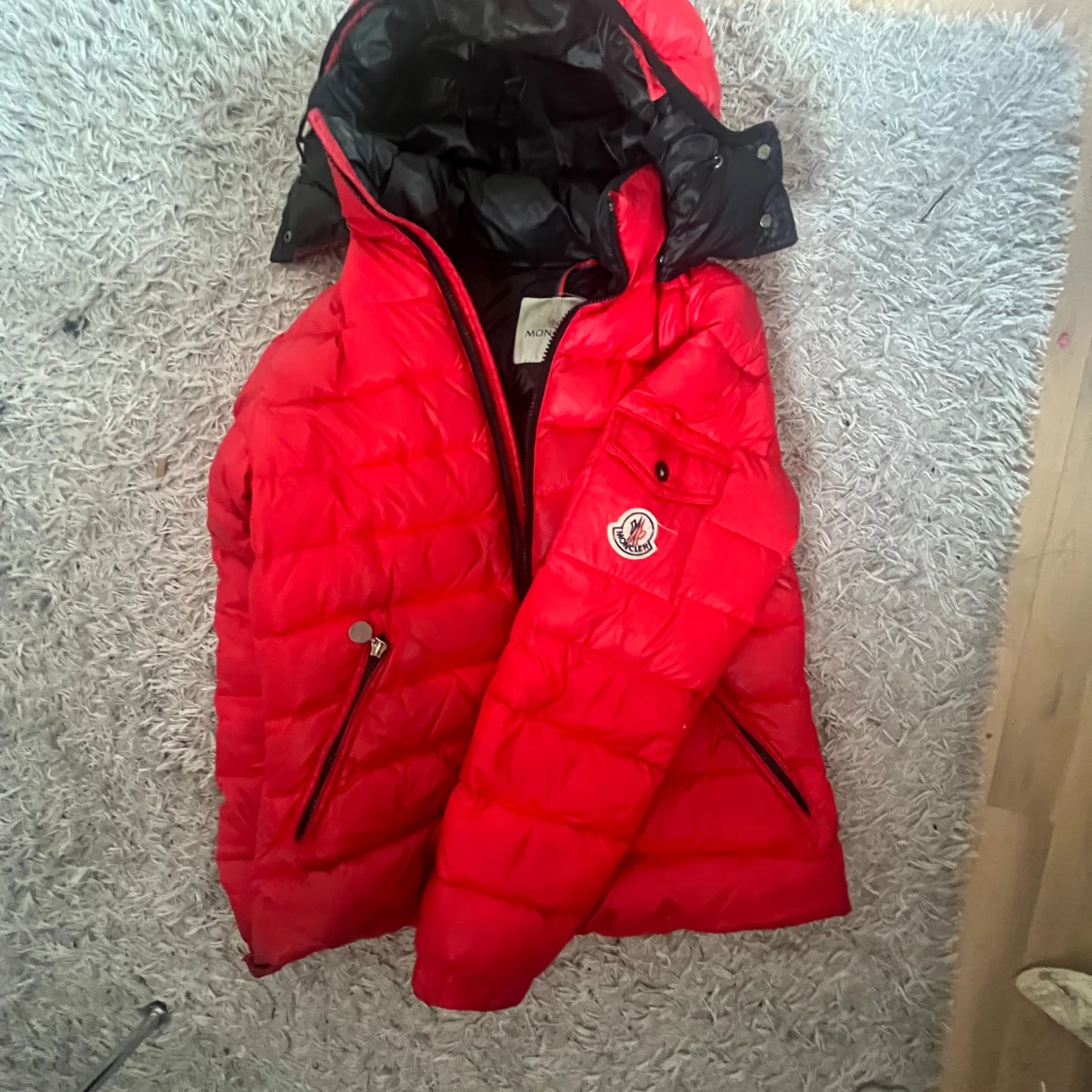 Röd Moncler dunjacka med huva - 1