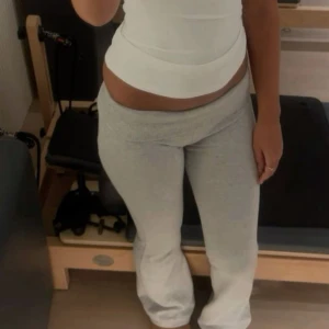 Gråa yoga pants - Superbekväma grå mjukisbyxor från Gina Tricot med låg midja och boot cut ben. Perfekta för chill dagar eller när du vill ha en avslappnad look. Tillverkade i mjukt bomullsmaterial som känns skönt mot huden. Säljer mina yoga pants för de är för korta för mig. De är i stolen 146/152.